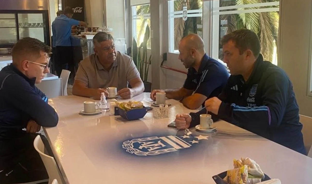 Esta foto subió el presidente de la AFA luego de reunirse con Mascherano, actual DT de la selección sub 20. Foto Twitter ChiquiTapia.