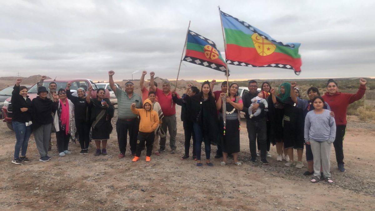 Las comunidades se encuentran bloqueando el acceso a basureros petroleros. Foto: Facebook de la Confederación Mapuche de Neuquén