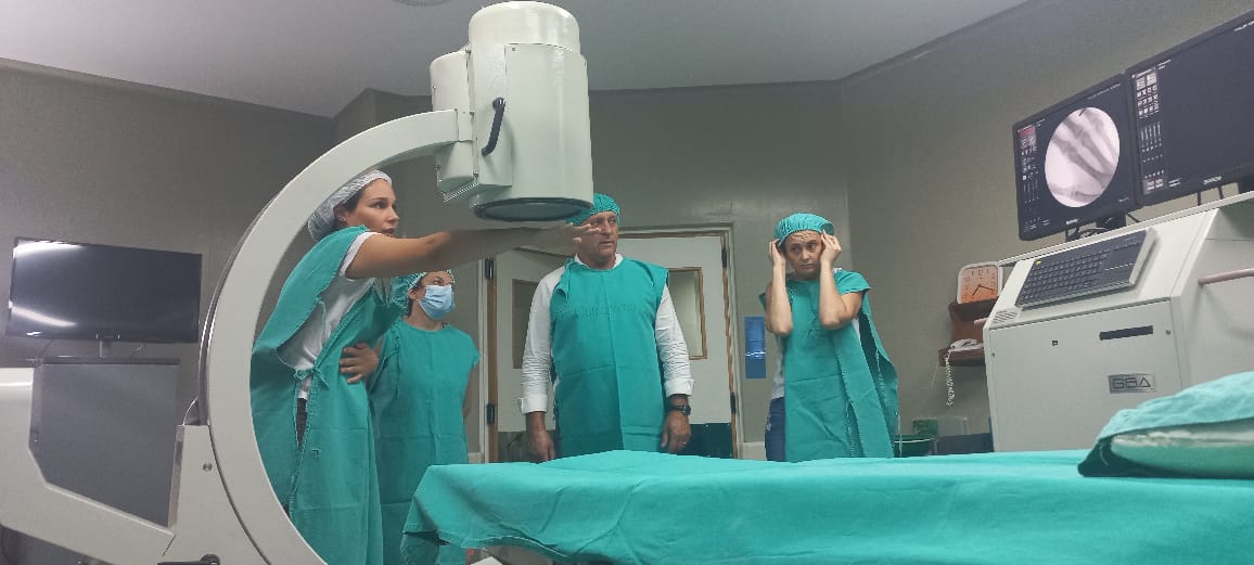 La traumatóloga María Laura Simbeni, muestra las prestaciones del nuevo dispositivo recibido por el hospital de Jacobacci. Foto: José Mellado. 