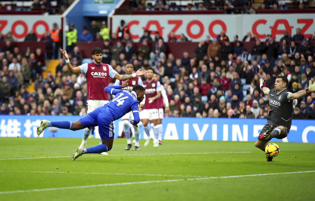 Poco pudo hacer el arquero argentino en la dura derrota de su equipo ante Leicester. (Isaac Parkin/PA via AP)