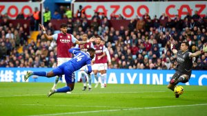 Dibu Martínez sufrió una mala tarde y el Aston Villa fue goleado en la Premier