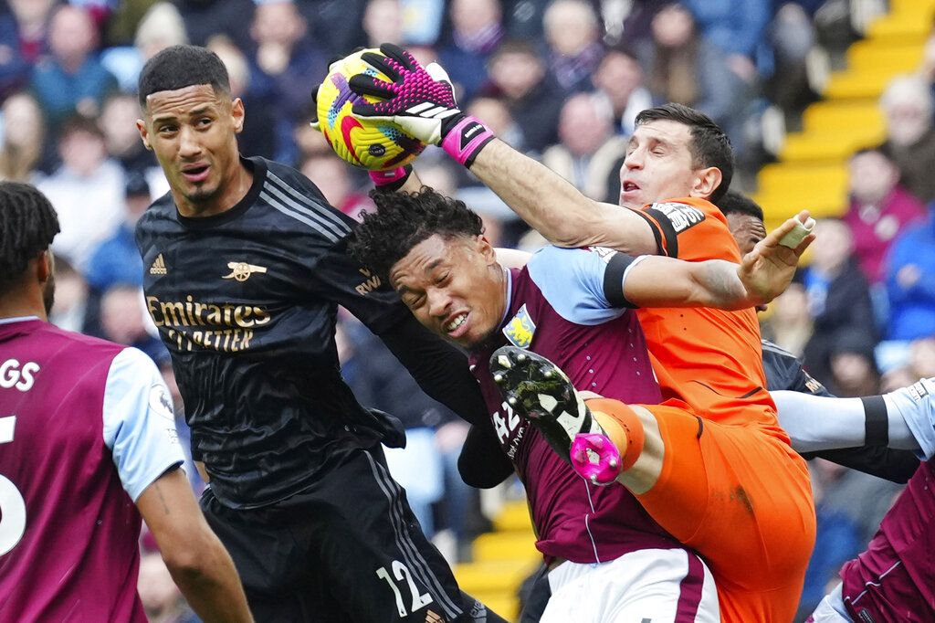 Dibu Martínez tuvo un partido para el olvido ante Arsenal. (AP Photo/Jon Super)