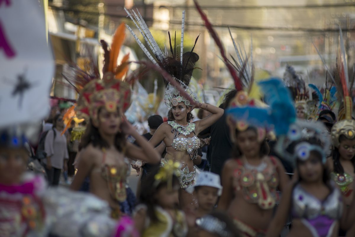 Con el desfile en calle Onelli se dejó inaugurado el carnaval de Bariloche. A partir del sábado, se traslada al Centro Cívico. Foto: Marcelo Martinez 