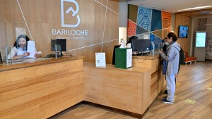 Bariloche se desmarca del tope y acuerda una suba del 72,8% semestral para los municipales