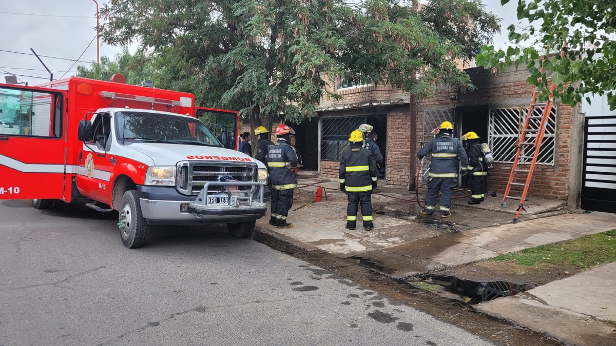 Fueron dos las viviendas afectadas por las llamas. (Foto: Andrea Vazquez)