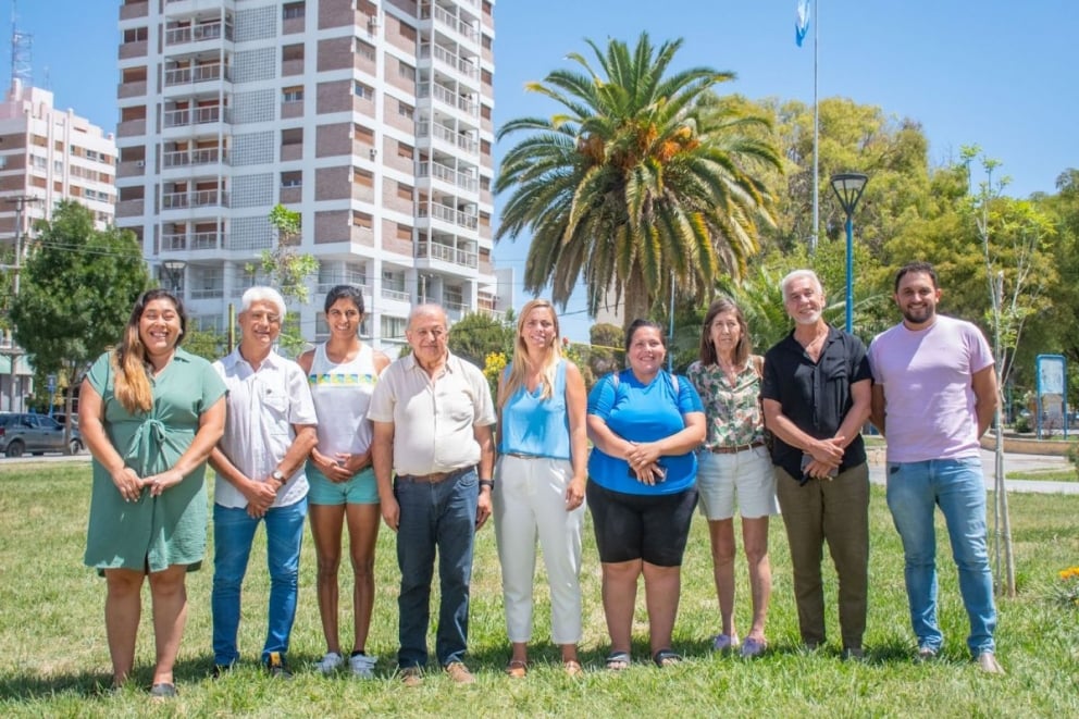 La actual intendenta incorporó a una deportista y un farmacéutico a su lista. 