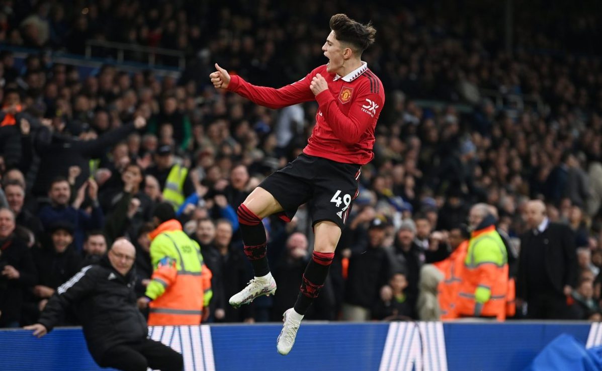 Alejandro Garnacho festeja su gol en la cancha del Leeds United. 