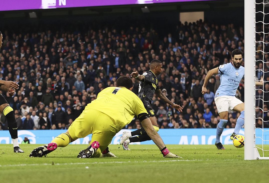 Dibu Martínez ve como Gundogan llega solo por el segundo palo ante la atenta mirada de la defensa. 