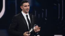 Imagen de Dibu Martínez se quedó con el Premio The Best de FIFA: «Es algo muy lindo para mi carrera»