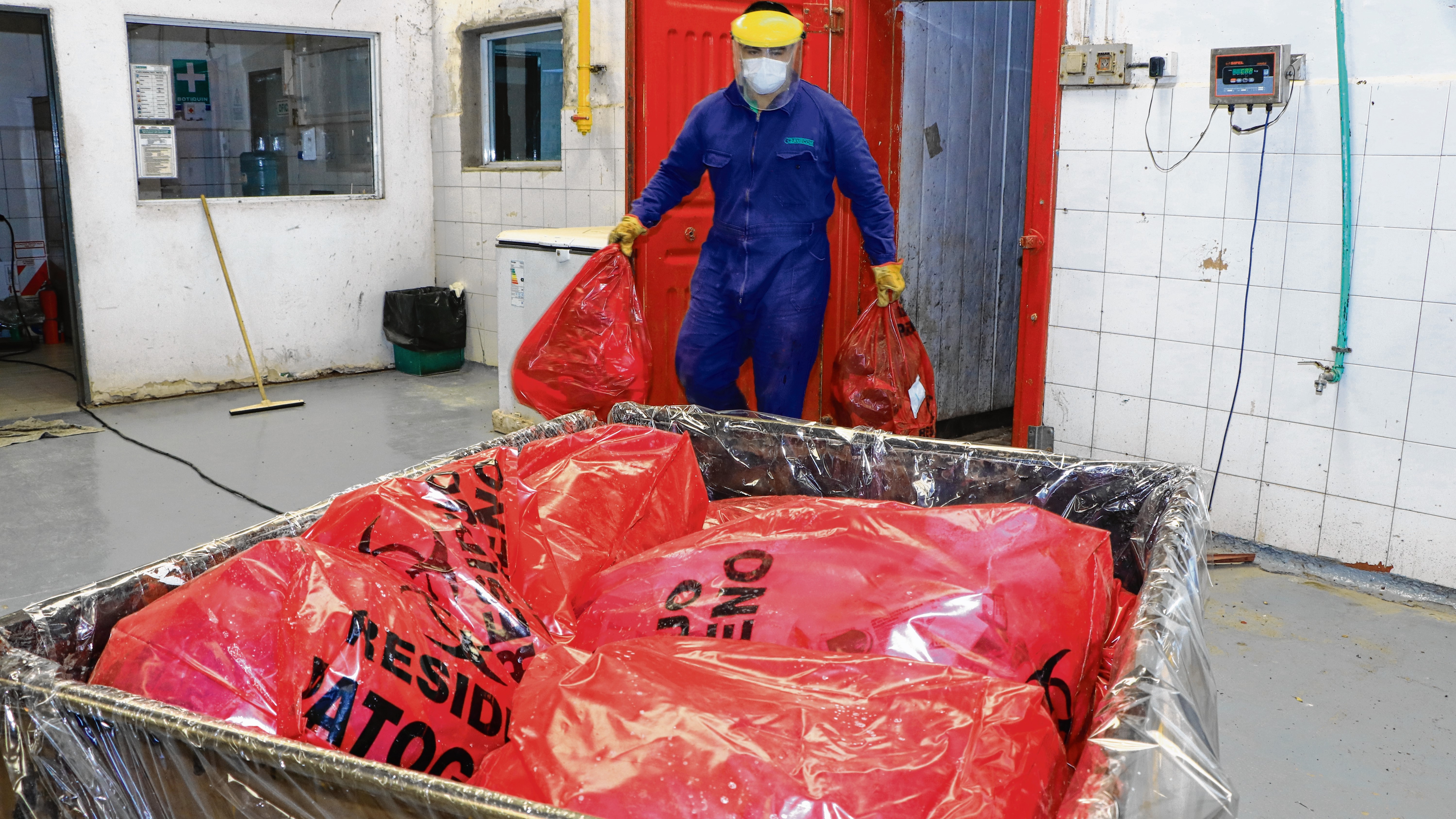 Los residuos se recolectan en bolsas rojas precintadas que luego son esterilizadas en un sistema de autoclavado.
