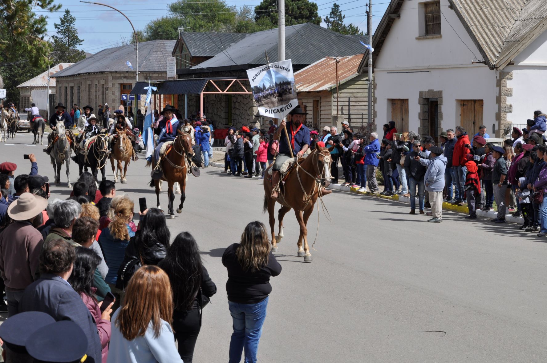 Un colorido desfile gaucho se desarrollo en  la calle San Martín. Foto: José Mellado. 