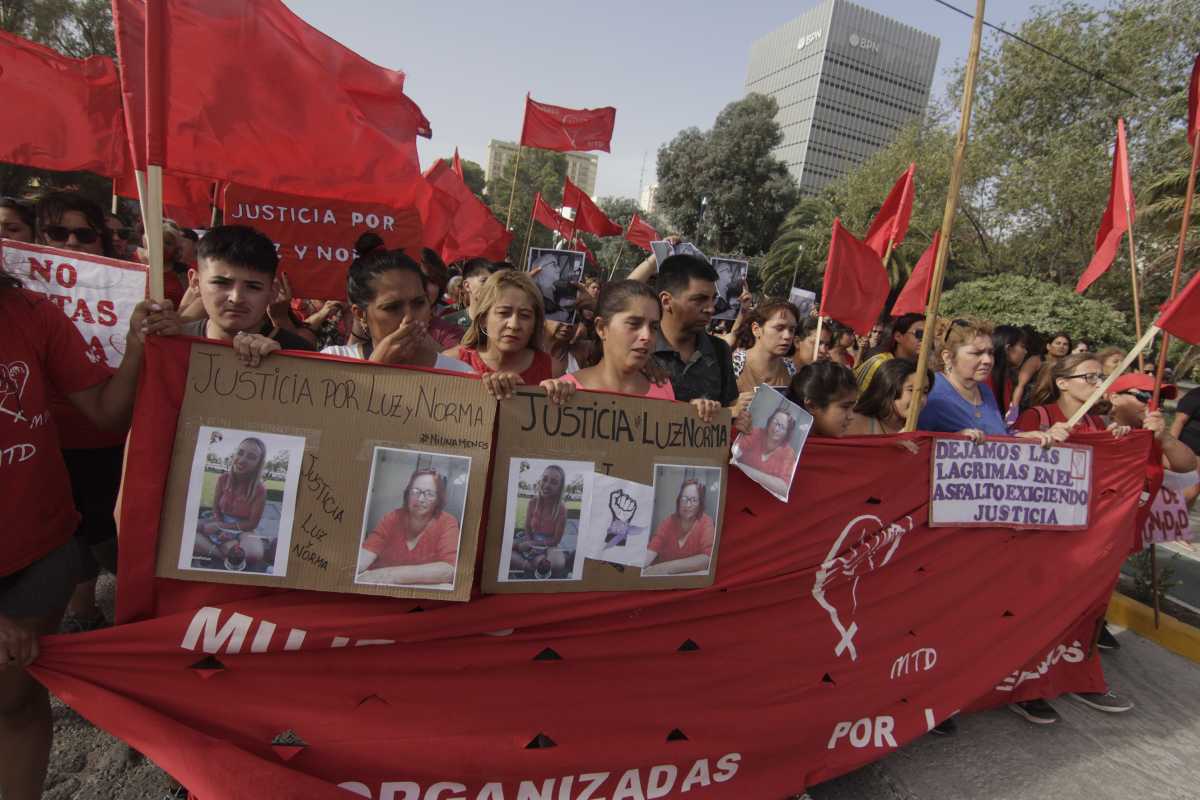 Multitudinaria marcha en Neuquén por el doble femicidio. Foto Oscar Livera. 