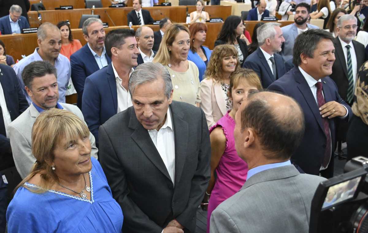 El ex gobernador Jorge Sapag y su hermana, la diputada nacional mandato cumplido Alma Sapag, dieron el presente en la apertura de sesiones (foto Florencia Salto)