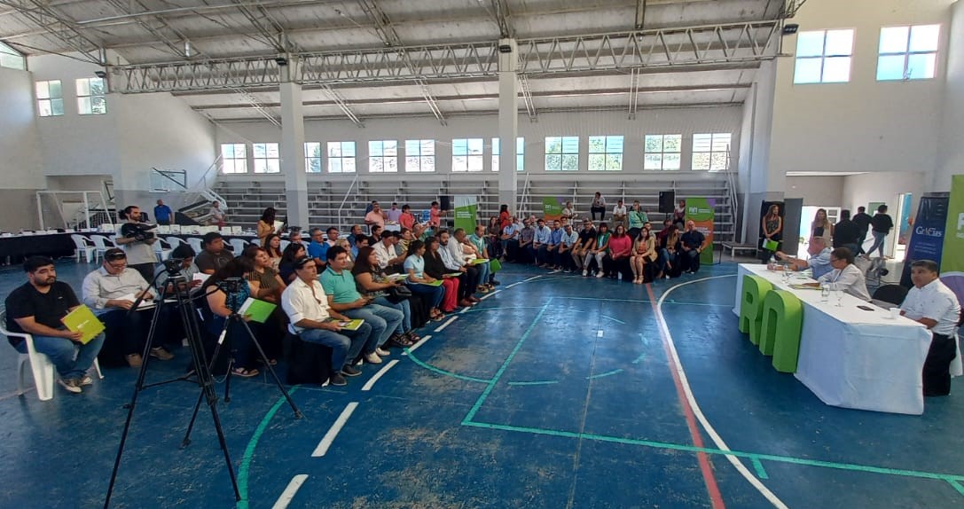 La reunión se desarrollo en el gimnasio municipal. Foto: José Mellado. 