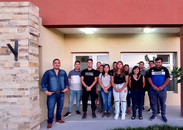 Luego que se oficializara la lista, los candidatos posaron para la foto frente al Juzgado de Paz de Ramos Mexía. Foto: Gentileza. 