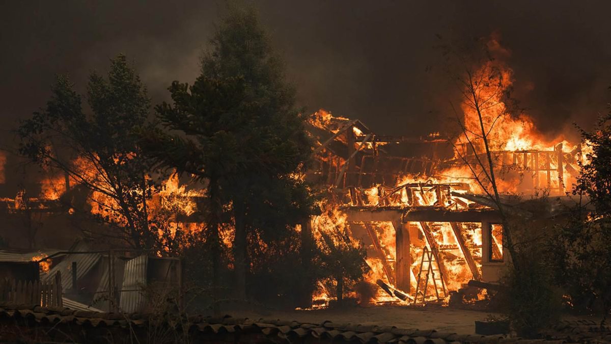 La ola de calor dificulta el combate del fuego en Chile.