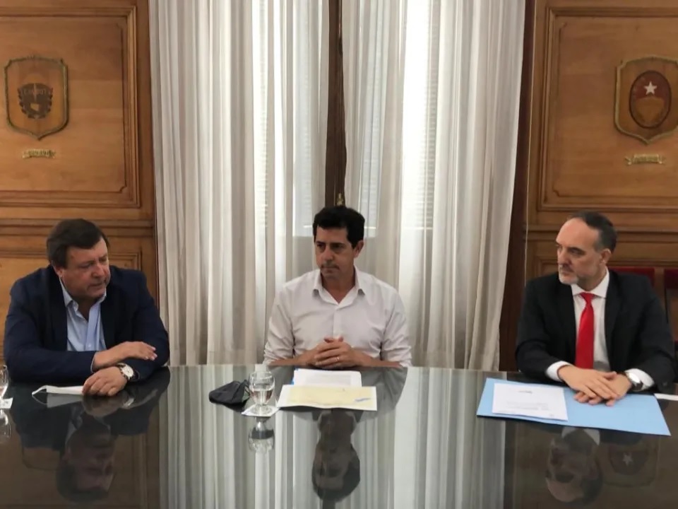 El ministro del Interior, Wado de Pedro, junto a los senadores Alberto Weretilneck y Martín Doñate.