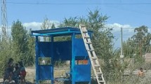 Imagen de Insólita diversión en Cinco Saltos: una garita de colectivo fue usada como trampolín