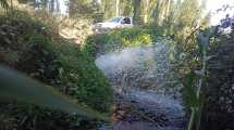 Imagen de Una pérdida de agua de miles de litros lleva un mes en la zona este de Roca