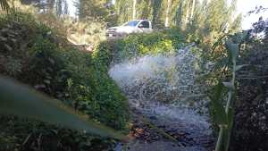 Una pérdida de agua de miles de litros lleva un mes en la zona este de Roca