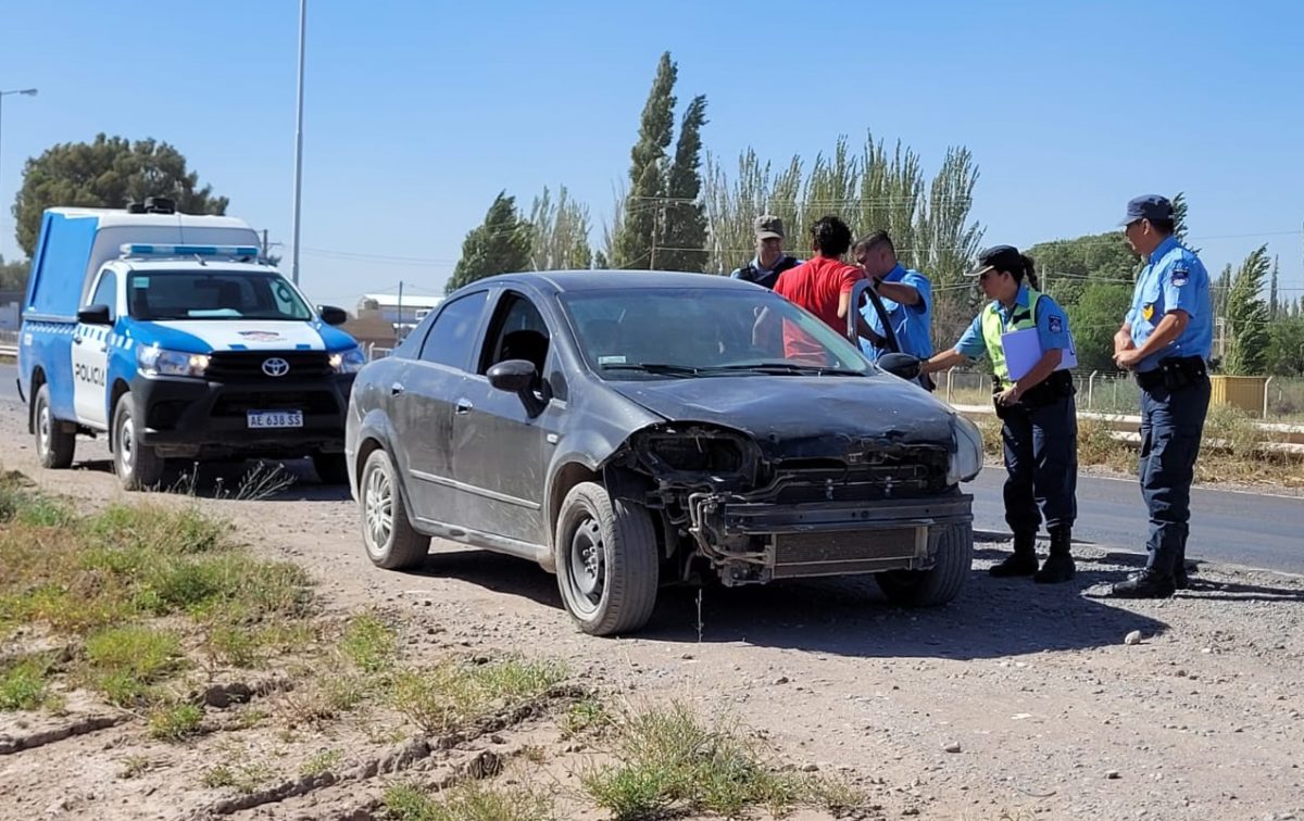 El auto tenía el frente destrozado y le faltaba el paragolpes. Foto: Centenariodigital