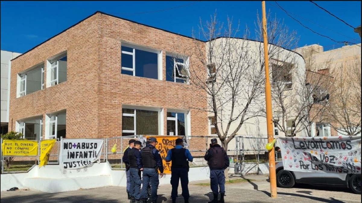 Durante el juicio oral, en 2022, hubo marchas y pedidos de justicia en Cutral Co. (Archivo/Andrea Vázquez)