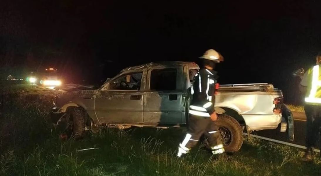 La camioneta volcó y dio varias vueltas hasta chocar contra la banquina. (Foto: Infotec 4.0)
