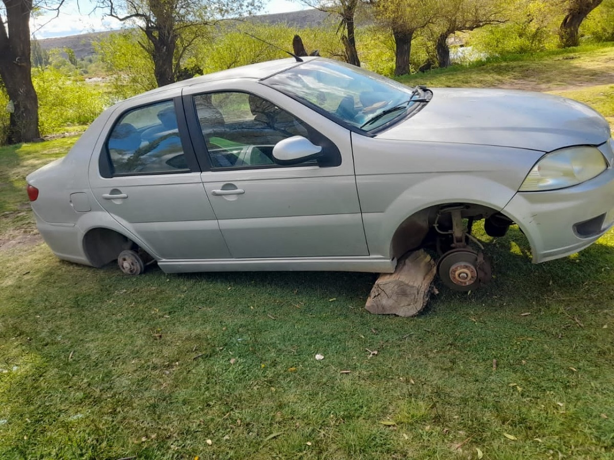 Los vecinos de Huerenchenque deben dejar sus autos a 2 kilómetros y caminar hacia sus hogares. Foto: https://www.facebook.com/CSoniaBurgos