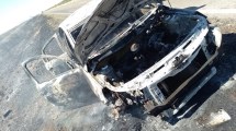 Imagen de Volvían a Neuquén cuando explotó el motor del auto y se incendió, en Choele Choel