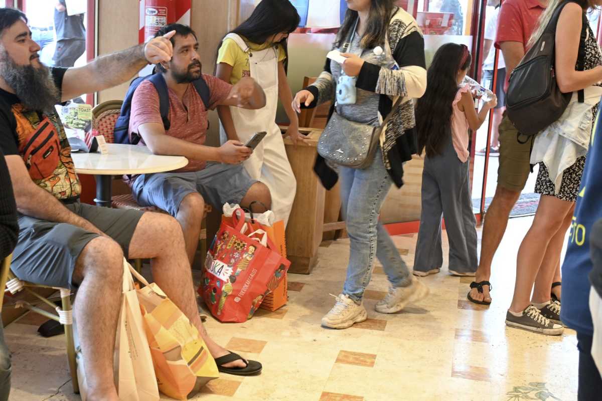 La tasa que se cobra a los comercios y actividades económicas de Bariloche está atada a la facturación, por eso enero, con el turismo, tuvo un crecimiento exponencial. Foto: Chino Leiva