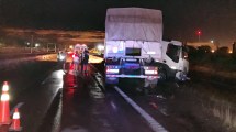 Imagen de Por la lluvia un camionero se despistó en la Ruta 22 en Regina y terminó hospitalizado