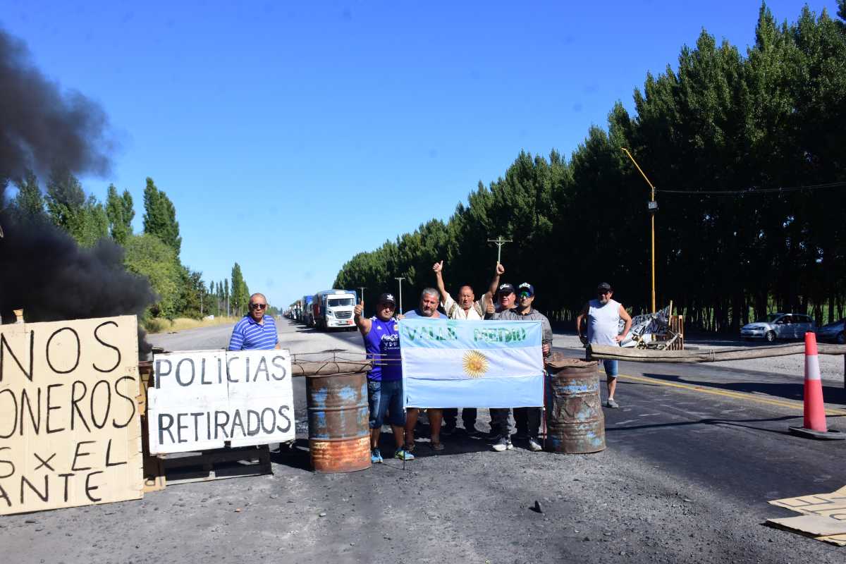 En la tarde de este viernes, los retirados retomaron los cortes intermintente de la 22 en Cervantes. (Foto Alejandro Carnevale)