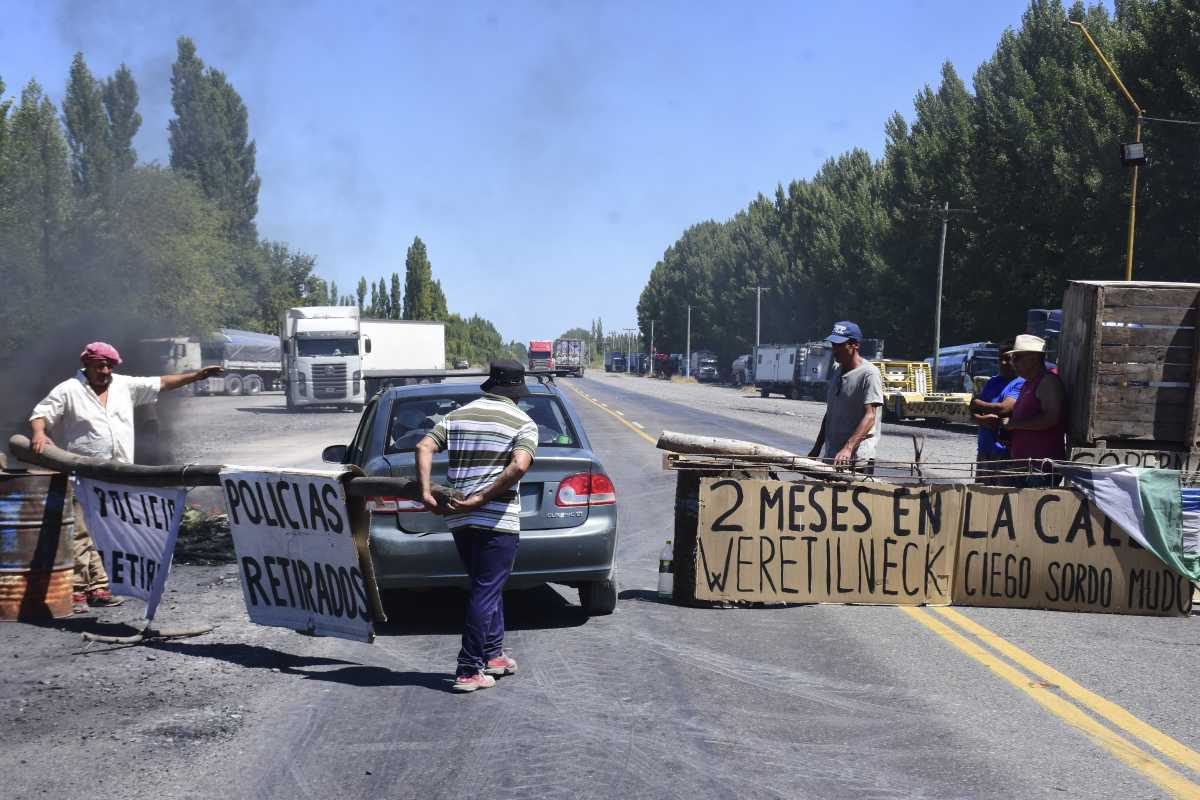 Los policías retirados de Río Negro protestaron en la Ruta 22 durante varios días pidiendo respuestas al gobierno nacional. foto: archivo.