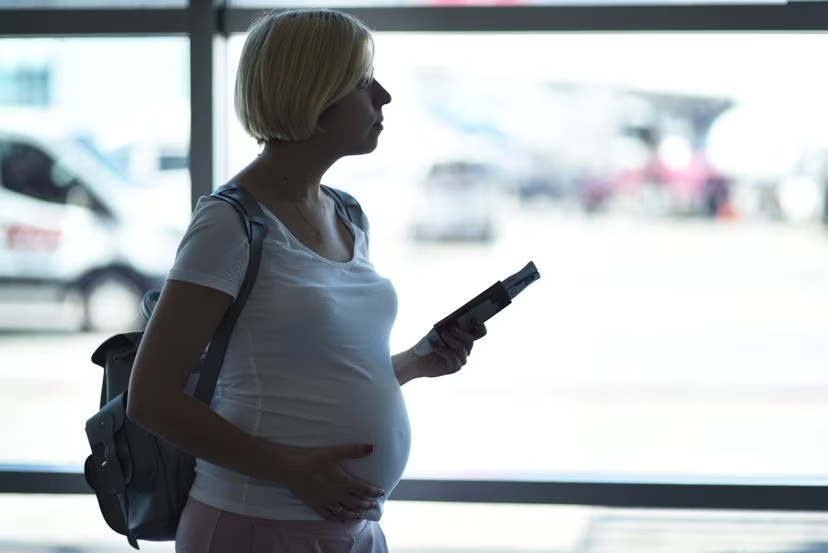 Foto ilustrativa de una mujer embarazada en un aeropuerto. ANNA BORTNIKOVA (GETTY IMAGES).
