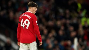 Garnacho erró dos goles para Manchester United y se hizo tendencia en las redes