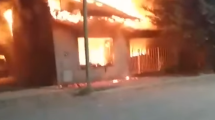 Imagen de Una vivienda fue consumida por el fuego en Cinco Saltos, pero no encuentran al dueño