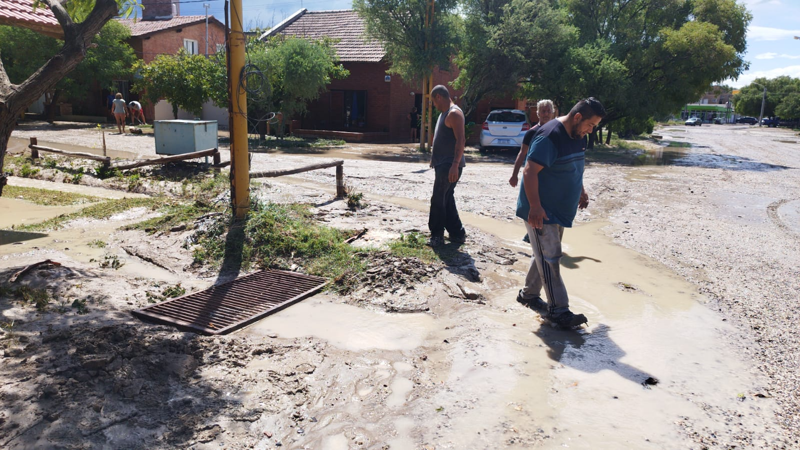 En una hora y media llovieron 47 mm. Hubo calles anegadas en el centro y en los barrios aledaños. Foto gentileza. 