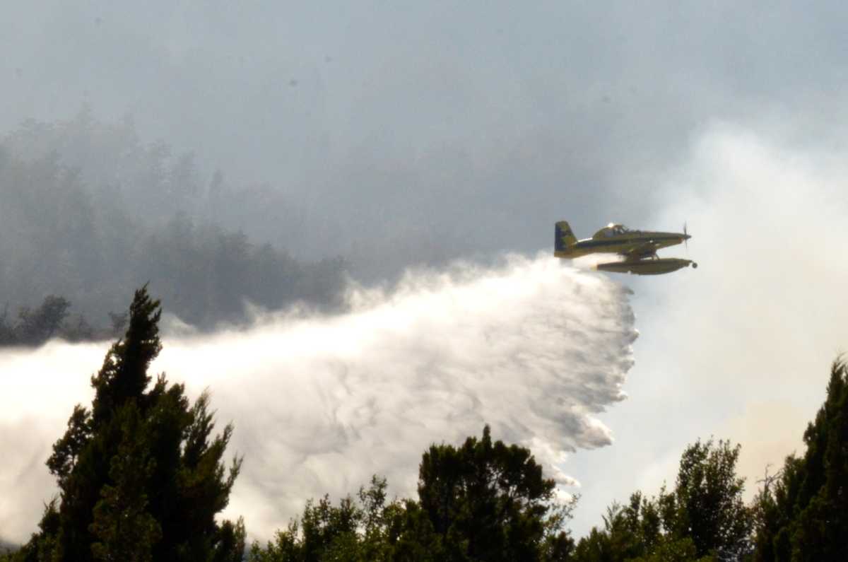 El incendio que se inició en el parque Los Alerces rodea la laguna Larga. Foto: Gentileza Atilio Ortiz/ diario Jornada