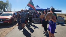 Imagen de No hubo acuerdo con las comunidades Mapuche y continúa el corte frente al Mari Menuco