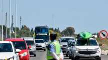 Imagen de Intentó darse a la fuga de un control policial y se le paró el auto a pocos metros, en Centenario