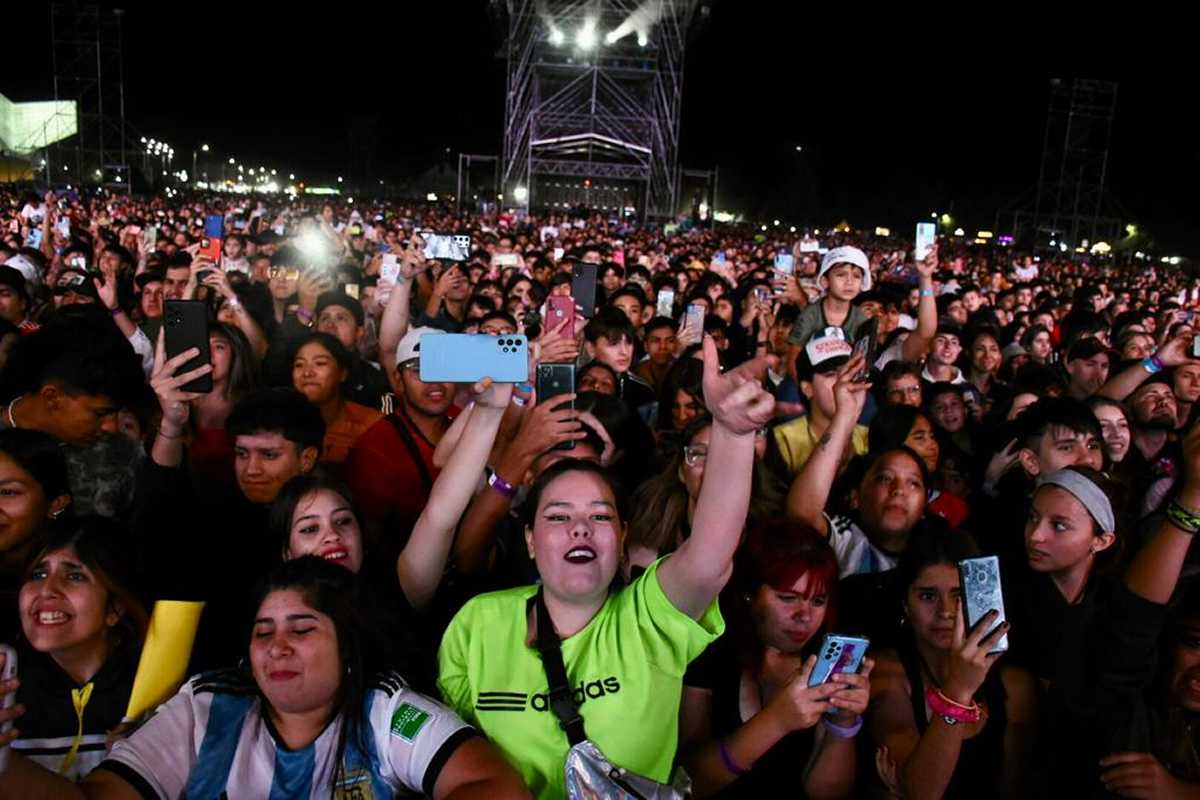 Éxito total para la primer noche de la Fiesta Nacional de la Confluencia. Foto: Matías Subat