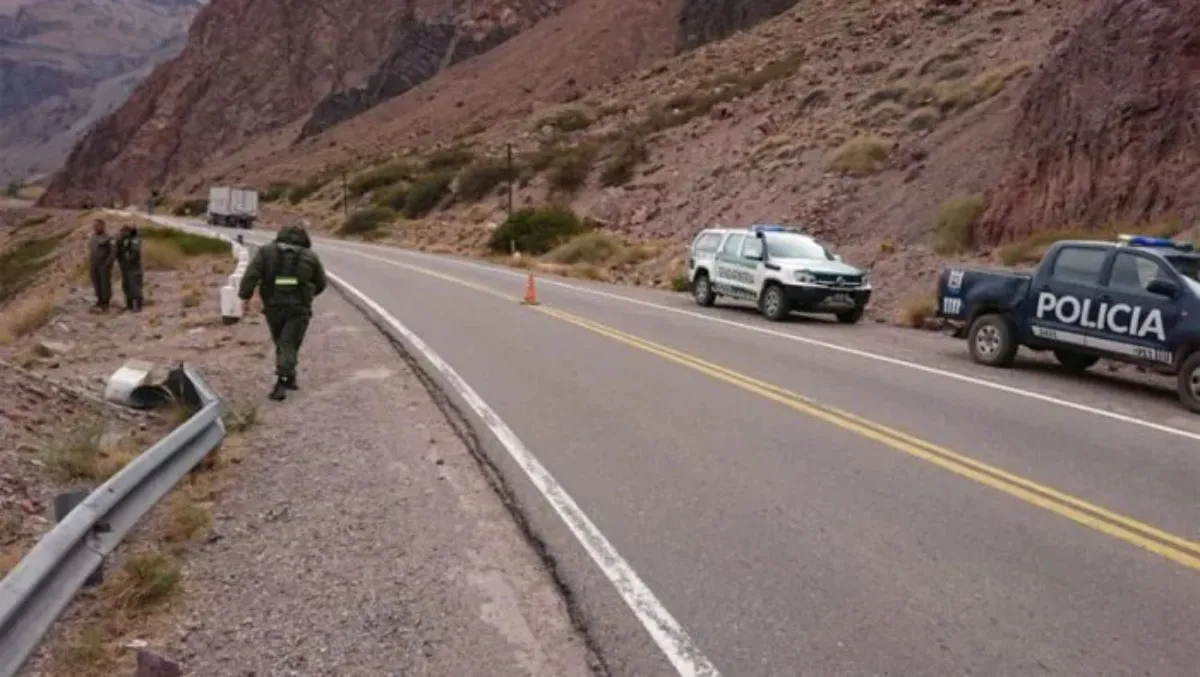 El temblor en Mendoza ocasionó la caída de grandes piedras sobre ruta 7 en Las Polvaredas. Foto gentileza. 