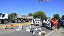 Imagen de Cortan una mano de la Ruta 22 en Regina por suspensión de programas Potenciar Trabajo