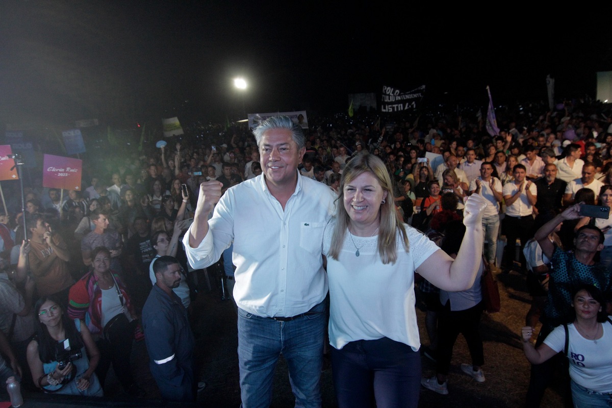 Rolo Figueroa hizo una demostración de fuerza con las agrupación que apoyan su candidatura. Foto: Oscar Livera