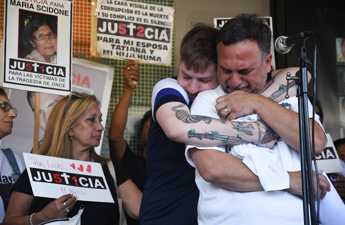 Familiares y amigos de víctimas de la tragedia de Once realizaron esta mañana un acto homenaje. Foto Télam. 