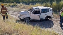 Imagen de Volcó una camioneta con turistas de Buenos Aires en la ruta 237, en el inicio del fin de semana largo