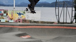 Reclaman la iluminación del skatepark en Bariloche para poder patinar de noche