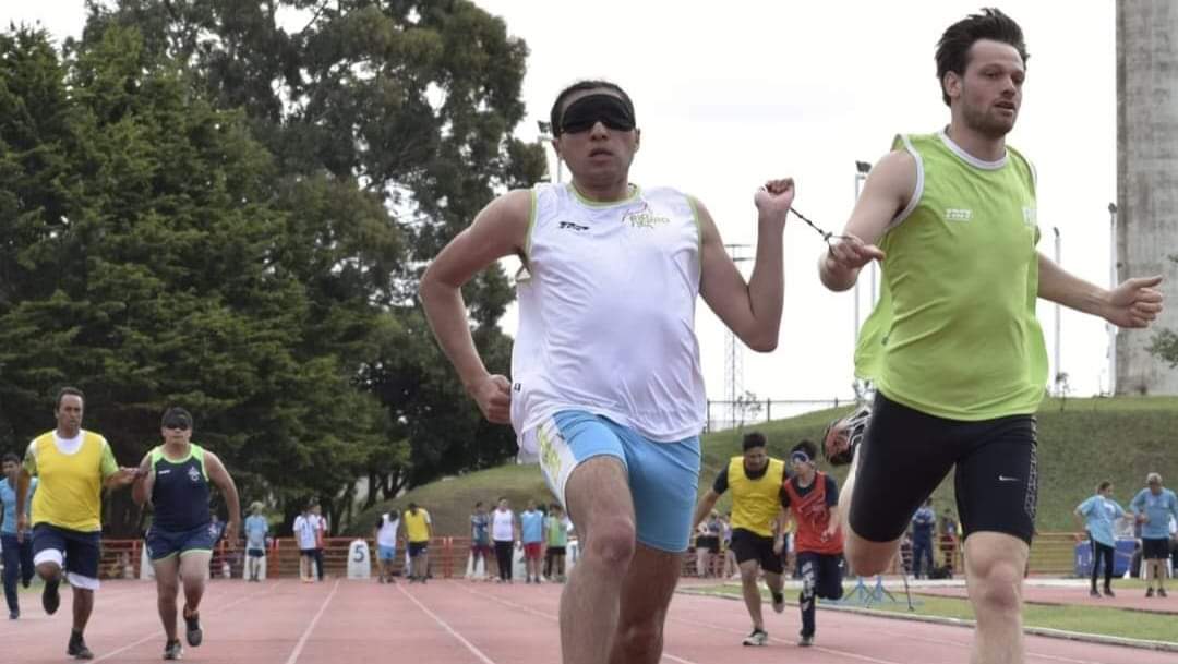 Los deportistas deben colocarse un parche para estar en igualdad de condiciones con otros atletas. Foto: gentileza