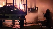 Imagen de Bomberos combatieron un importante incendio en un depósito de Cipolletti