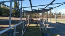 Imagen de Robaron los bancos de suplentes en una de las canchas del Club Cipolletti